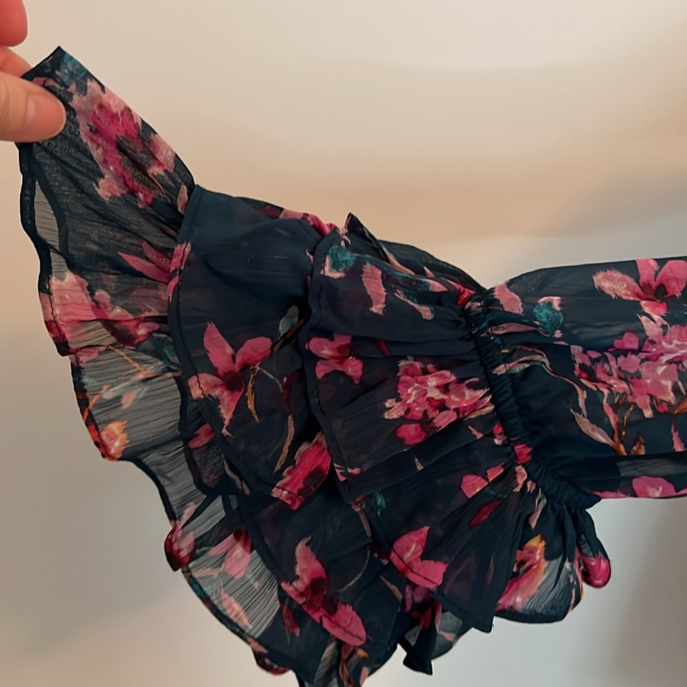CeCe Long Sleeve Floral Moment Blouse w/Ruffle Cuff - Picture 5 of 9